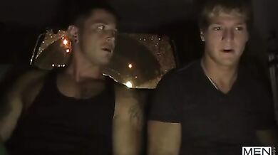 Ragazzo tatuato sodomizza un biondino