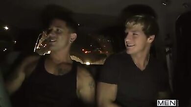 Ragazzo tatuato sodomizza un biondino