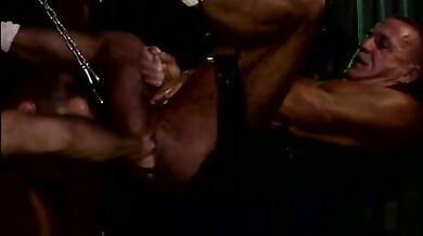 Gruppo gay fotte un culo