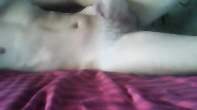 Ragazzo porco si fa le seghe a letto