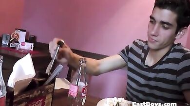 Ragazzo gay riceve sega dal suo boy