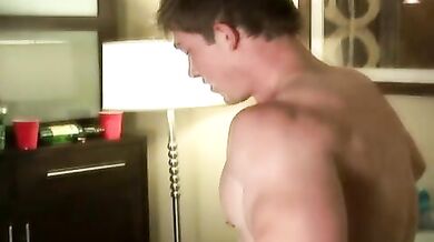 Biondino sexy fottutto duramente