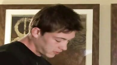 Biondino sexy fottutto duramente