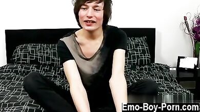 Frocetto diciottenne si fa le seghe