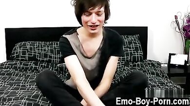 Frocetto diciottenne si fa le seghe