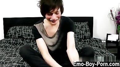 Frocetto diciottenne si fa le seghe