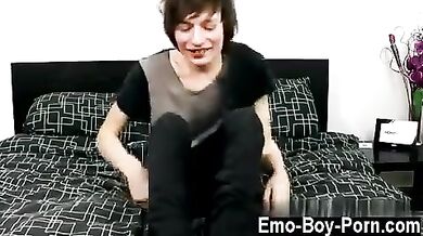 Frocetto diciottenne si fa le seghe