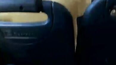 Ragazzo gay nero si fa le seghe sul bus