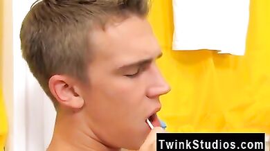 Biondino pompinaro succhia cappella rossa