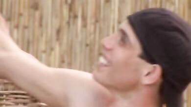 Cavalcata selvaggia su cazzo enorme