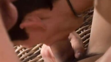 Cavalcata selvaggia su cazzo enorme