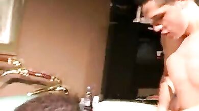 Tre giovani sudati scopano