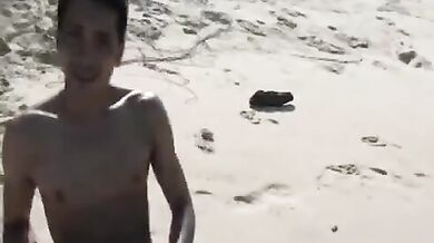 Ragazzo asiatico con grosso pisello