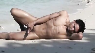 Ragazzo asiatico con grosso pisello