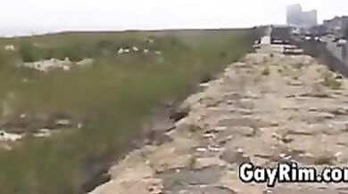 Frocio fottuo da maschi nel sedere