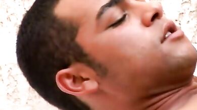 Latino mulatto succhia avidamente