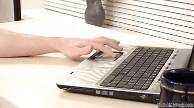 Gay si masturba mentre è in ufficio