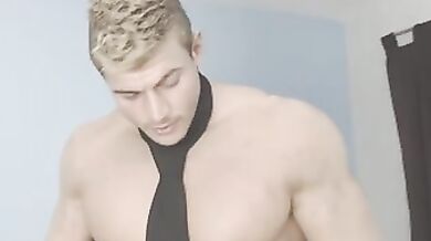 Video messaggio di un culturista gay