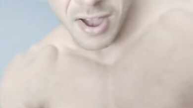 Video messaggio di un culturista gay