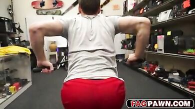 Negoziante gay vende attrezzi con il culo