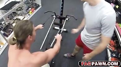 Negoziante gay vende attrezzi con il culo