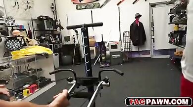 Negoziante gay vende attrezzi con il culo