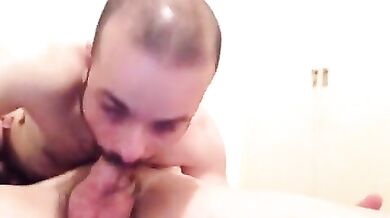 Ragazzo con la barba succhia un bel cazzone