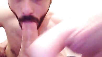 Ragazzo con la barba succhia un bel cazzone