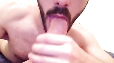 Ragazzo con la barba succhia un bel cazzone