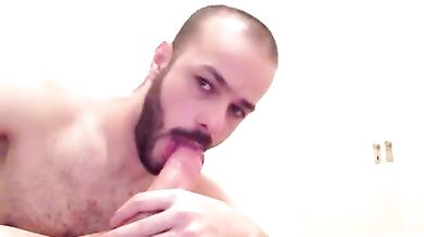 Ragazzo con la barba succhia un bel cazzone