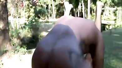 Coppia gay latini scopano all'aperto