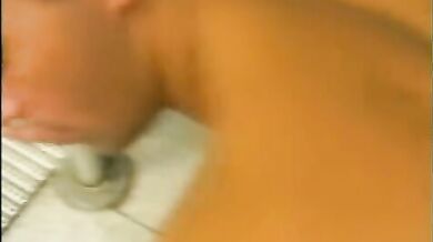 Giovane coppia gay scopa in piscina