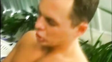 Giovane coppia gay scopa in piscina