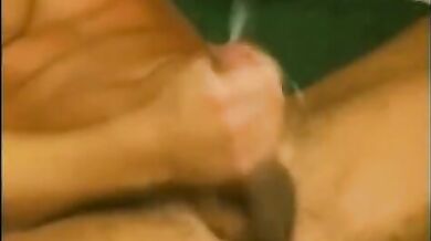 Giovane coppia gay scopa in piscina