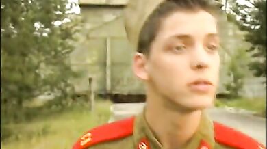 Giovani soldati gay scopano all'aperto