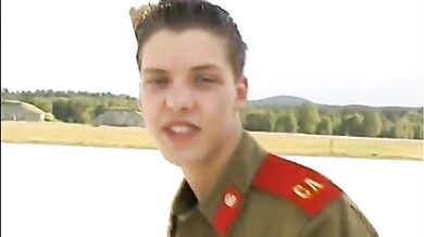 Giovani soldati gay scopano all'aperto