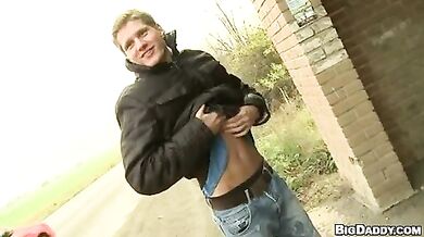 Gay amanti di succhiare il cazzo per strada