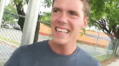 Sesso gay dietro un magazzino