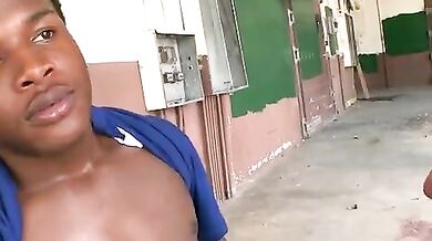 Sesso gay dietro un magazzino