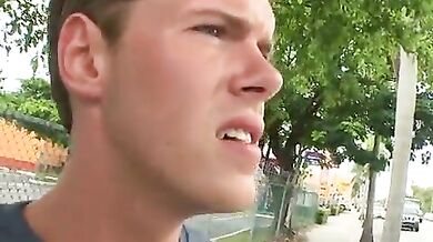 Sesso gay dietro un magazzino