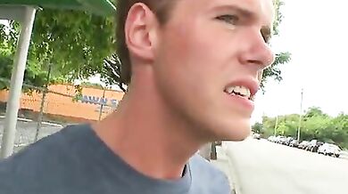 Sesso gay dietro un magazzino