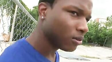 Sesso gay dietro un magazzino