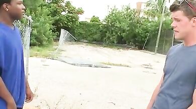 Sesso gay dietro un magazzino