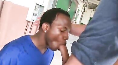 Sesso gay dietro un magazzino