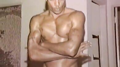 Giovane nero che si fa una sega