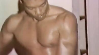 Giovane nero che si fa una sega