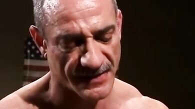 Muscolosi ex ufficiali gay fanno sesso