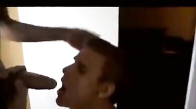 Giovane biondo carino scopato da due neri