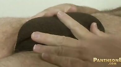 Peloso gay settantenne si masturba