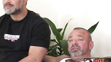 Coppia gay di mezza età scopa